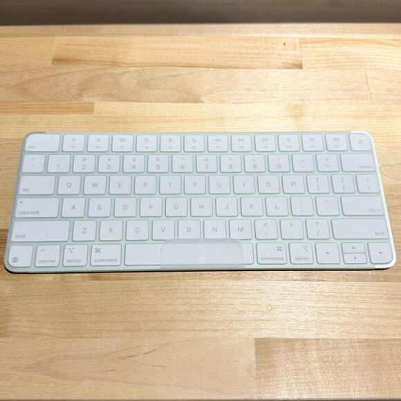 Brand New, Green Apple Wireless Magic Keyboard Model A3203, English, Lock Button - Picture 2 of 8